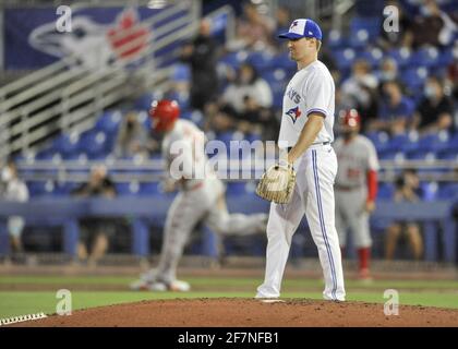 Dunedin, Stati Uniti. 8 aprile 2021. Toronto Blue Jays Pitcher Ross Stripling cammina indietro al tumulo dopo aver dato una casa solista a Mike Trout (L) degli Angeli di Los Angeles durante il quinto inning al TD Ballpark a Dunedin, Florida, giovedì 8 aprile 2021. Foto di Steven J. Nesius/UPI Credit: UPI/Alamy Live News Foto Stock