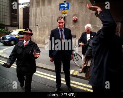 Jonathan Aitken arriva al vecchio Bailey giugno 1999Aitken ex Il ministro conservatore del governo dovrebbe essere condannato oggi dopo colpevole di accuse di pergiuria e di pervertire il corso della giustizia Foto Stock