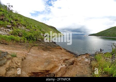 Vista dall'alto di Tago Cove, Isabela Island, Ecuador, ripresa con una lente fisheye da un sentiero panoramico Foto Stock