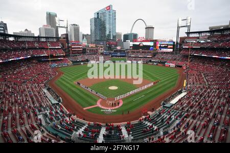 St. Louis, Stati Uniti. 8 aprile 2021. Giovedì 8 aprile 2021, i Milwaukee Brewers e i St. Louis Cardinals sono allineati prima dell'inizio della partita di baseball al Busch Stadium di St. Louis. Photo by Bill Greenblatt/UPI Credit: UPI/Alamy Live News Foto Stock