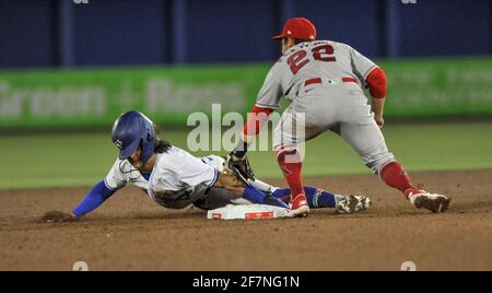 Dunedin, Stati Uniti. 8 aprile 2021. Toronto Blue Jays' Bo Bichette (L) ruba la seconda base contro David Fletcher degli Angeli di Los Angeles durante il sesto assottigliamento al TD Ballpark di Dunedin, Florida, giovedì 8 aprile 2021. Foto di Steven J. Nesius/UPI Credit: UPI/Alamy Live News Foto Stock