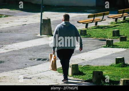 Reims Francia 08 aprile 2021 pedoni che camminano per le strade di Reims durante l'epidemia di coronavirus che colpisce la Francia Foto Stock