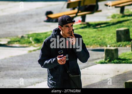 Reims Francia 08 aprile 2021 pedoni che camminano per le strade di Reims durante l'epidemia di coronavirus che colpisce la Francia Foto Stock