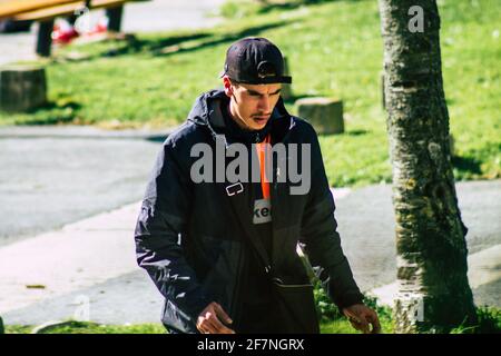 Reims Francia 08 aprile 2021 pedoni che camminano per le strade di Reims durante l'epidemia di coronavirus che colpisce la Francia Foto Stock