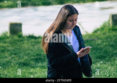 Reims Francia 08 aprile 2021 gli adolescenti camminano per le strade di Reims durante l'epidemia di coronavirus che colpisce la Francia Foto Stock