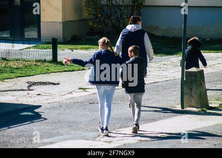 Reims Francia 08 aprile 2021 gli adolescenti camminano per le strade di Reims durante l'epidemia di coronavirus che colpisce la Francia Foto Stock