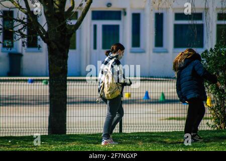 Reims Francia 08 aprile 2021 gli adolescenti camminano per le strade di Reims durante l'epidemia di coronavirus che colpisce la Francia Foto Stock