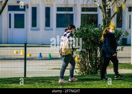 Reims Francia 08 aprile 2021 gli adolescenti camminano per le strade di Reims durante l'epidemia di coronavirus che colpisce la Francia Foto Stock