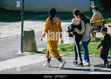 Reims Francia 08 aprile 2021 gli adolescenti camminano per le strade di Reims durante l'epidemia di coronavirus che colpisce la Francia Foto Stock