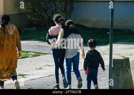 Reims Francia 08 aprile 2021 gli adolescenti camminano per le strade di Reims durante l'epidemia di coronavirus che colpisce la Francia Foto Stock