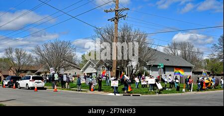 Emporia, Kansas, Stati Uniti. 8 aprile 2021. I membri della Westboro Baptist Church mostrano i loro noti segni di odio fuori dalla Emporia Middle School su uno studente che dichiarò di essere transgender l'8 aprile 2021. Emporia, Kansas. Credit: Mark Reinstein/Media Punch/Alamy Live News Foto Stock