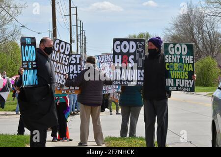 Emporia, Kansas, Stati Uniti. 8 aprile 2021. I membri della Westboro Baptist Church mostrano i loro noti segni di odio fuori dalla Emporia Middle School su uno studente che dichiarò di essere transgender l'8 aprile 2021. Emporia, Kansas. Credit: Mark Reinstein/Media Punch/Alamy Live News Foto Stock