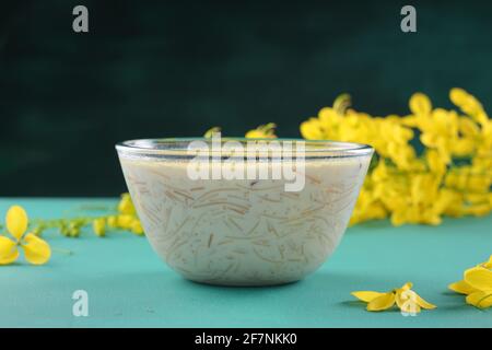 Vermecelli Payasam o Kheer, piatto dolce principale dell'India del sud fatto in occasione di particolari occasioni con vermicelli, latte, zucchero e frutta secca e. bellissimo ar Foto Stock