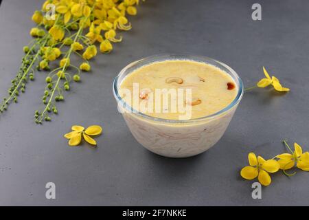 Vermecelli Payasam o Kheer, piatto dolce principale dell'India del sud fatto utilizzando vermicelli, latte, zucchero e noci secche e arrangiati con oro doccia fiore nel Foto Stock