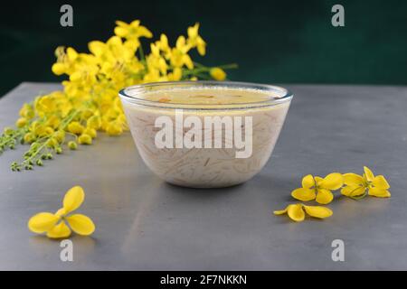 Vermecelli Payasam o Kheer, piatto dolce principale dell'India del sud fatto in occasione di particolari occasioni con vermicelli, latte, zucchero e frutta secca e. bellissimo ar Foto Stock