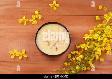 Vermecelli Payasam o Kheer, piatto dolce principale dell'India del sud fatto in occasione di particolari occasioni con vermicelli, latte, zucchero e frutta secca e. bellissimo ar Foto Stock
