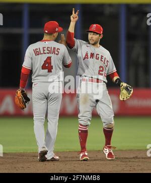 Dunedin, Stati Uniti. 8 aprile 2021. Jose Iglesias (4) e David Fletcher di Los Angeles Angels celebrano una vittoria del 7-5 sui Toronto Blue Jays durante una partita di baseball al TD Ballpark di Dunedin, Florida, giovedì 8 aprile 2021. Foto di Steven J. Nesius/UPI Credit: UPI/Alamy Live News Foto Stock