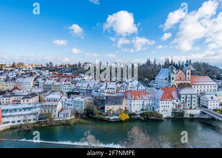 città di steyr, vista panoramica dal castello schloss lamberg in una giornata innevata nel mese di aprile Foto Stock