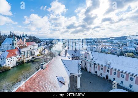 città di steyr, vista panoramica dal castello schloss lamberg in una giornata innevata nel mese di aprile Foto Stock