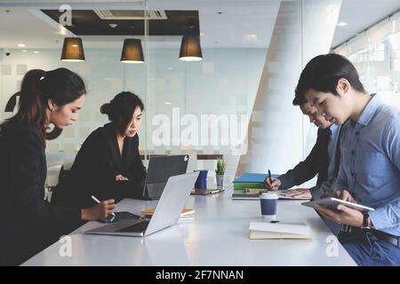 Gruppo di gestori di fondi ricerca e analisi mercato azionario di investimento per computer portatile. Foto Stock