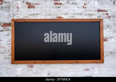 non etichettato, bordo di gesso vuoto con telaio di legno su una vecchia parete di mattoni Foto Stock