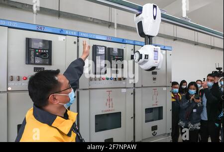 Pechino, Cina. 8 aprile 2021. Il robot di ispezione intelligente entra in servizio sulla linea 4 della metropolitana a Pechino, Cina l'8 aprile 2021.(Photo by TPG/cnsphotos) Credit: TopPhoto/Alamy Live News Foto Stock