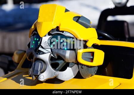 elmetto giocattolo giallo per personaggio robot Foto Stock