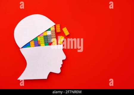 Silhouette in Papercut di testa umana con pezzi colorati costruttori Foto Stock