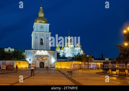 Foto serale grandangolare di St Michaels Golden Domed Monastero di Kyiv Ucraina del Monastero della cupola d'oro di San Michaels A Kiev Ucraina Foto Stock