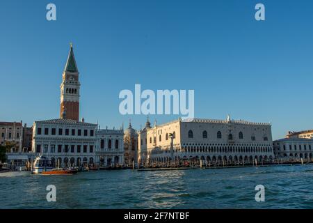 Scoperta della città di Venezia e dei suoi piccoli canali e dei romantici vicoli, Italia Foto Stock
