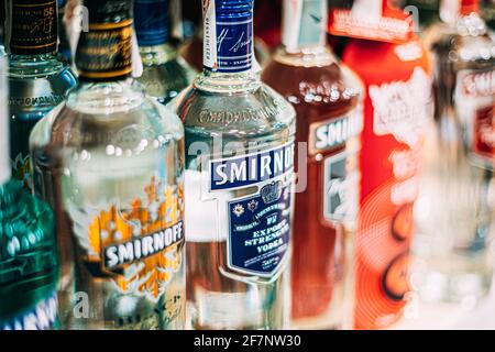 Nerja, Spagna - 20 giugno 2015: Bottiglie di vodka su scaffali del negozio. Bottiglie Vodka Smirnoff in assortimento di alcolici. Molte bevande su Showcase in Foto Stock