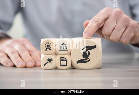 Blocchi di legno con simbolo del concetto di proprietà intellettuale Foto Stock