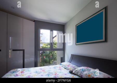 Camera da letto in una villa moderna. Foglio hanno fiore colorato. Nessuno dentro Foto Stock