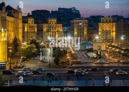 Scatto medio di Piazza Maidan a Kiev durante il crepuscolo serale Foto Stock