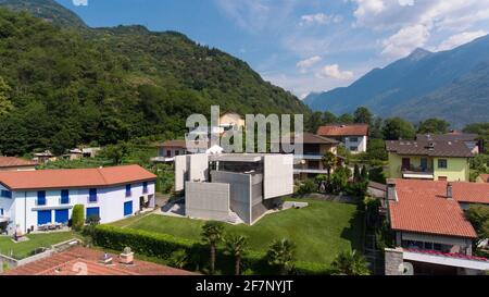 Moderna villa contestualizzano in piccola città della Svizzera Foto Stock