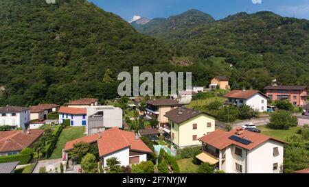 Moderna villa contestualizzano in piccola città della Svizzera Foto Stock