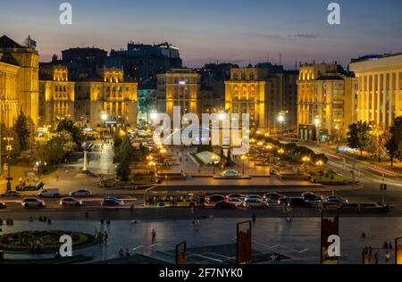 Scatto medio di Piazza Maidan a Kiev durante il crepuscolo serale Foto Stock