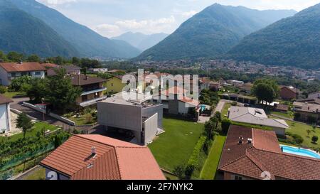 Moderna villa contestualizzano in piccola città della Svizzera Foto Stock