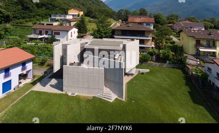 Moderna villa contestualizzano in piccola città della Svizzera Foto Stock