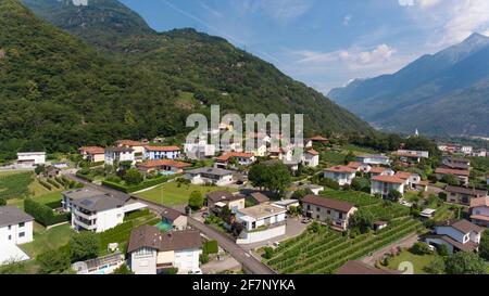 Moderna villa contestualizzano in piccola città della Svizzera Foto Stock