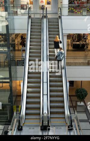 Grodno, Bielorussia - 07 aprile 2021: Vista sulla scala mobile nel moderno centro commerciale Triniti Foto Stock