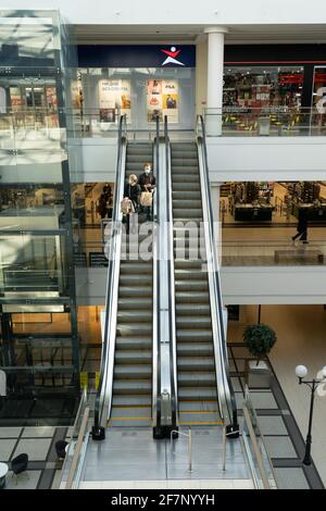 Grodno, Bielorussia - 07 aprile 2021: Vista sulla scala mobile nel moderno centro commerciale Triniti Foto Stock