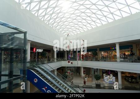 Grodno, Bielorussia - 07 aprile 2021: Vista sulla scala mobile nel moderno centro commerciale Triniti Foto Stock