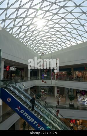 Grodno, Bielorussia - 07 aprile 2021: Vista sulla scala mobile nel moderno centro commerciale Triniti Foto Stock