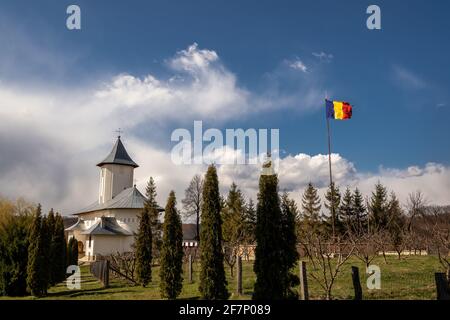 La bandiera della Romania sventolava in una bella giornata di primavera. Foto Stock