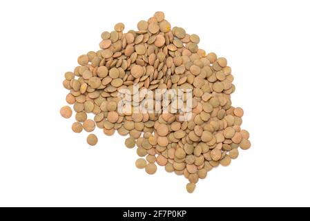 Pila di lenticchie verdi isolate in bianco, vista dall'alto Foto Stock