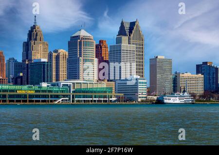 Grattacieli vicino al fiume durante il giorno. Edifici alti e moderni situati sulla riva del fiume contro il cielo blu nuvoloso di Detroit, USA Foto Stock