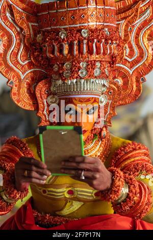 Payyanur, India - 4 dicembre 2019: Ritratto di una ballerina di Theyyam non identificata durante la festa del tempio a Payyanur, Kerala, India. Theyyam è un popolare Foto Stock