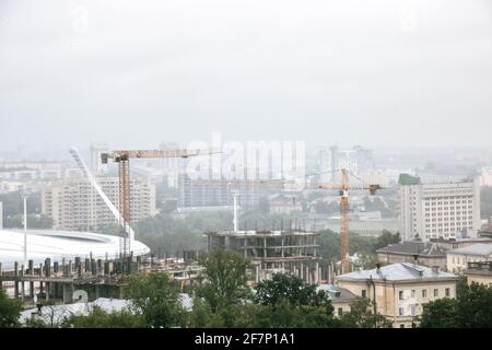 BIELORUSSIA, MINSK - 01 LUGLIO 2018: Stadio cittadino e gru da costruzione, vista della città Foto Stock