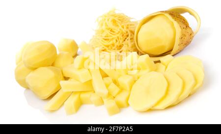 Patata sbucciata in tagli diversi isolato su sfondo bianco - Patate da taglio Foto Stock